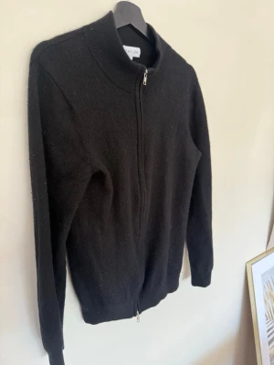 Svart kasmir kofta från Davida - En svart kashmir kofta från Davida Cashmere i storlek S/ M. Orginal är den L men krympte i tvätten. Koftan är ej skadad i materialet, däremot är den inte L fortfarande.