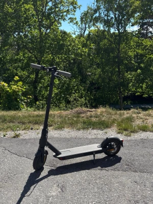 Xiaomi Elsparckyckel Svart - Säljer en Xiaomi MI elsparkcykel. Då jag inte använder den längre och har två andra.   TOPPHASTIGHET på 25 km i timmen, går att strypa eller att öka hastighet upp till 30 km i timmen igenom Xiaomi appen.   Laddare, inkluderas ej. Display, broms, ringklocka samt tumgasen, fungerar helt utan problem. Skotern har ett ny renoverat batteri som kan åka i över 20 km distans.   Intresserad? PM mig direkt, vid snabbt köp kan priset diskuteras!