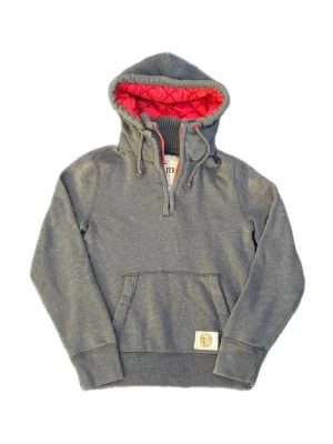 Hollister hoodie / vintage  - Säljer en eftertraktad hollister hoodie. Bra skick men med två fläckar som visas på bilderna. Eftertraktad model och produceras ej längre! Kan även gå ner lite i pris vid snabb affär! 