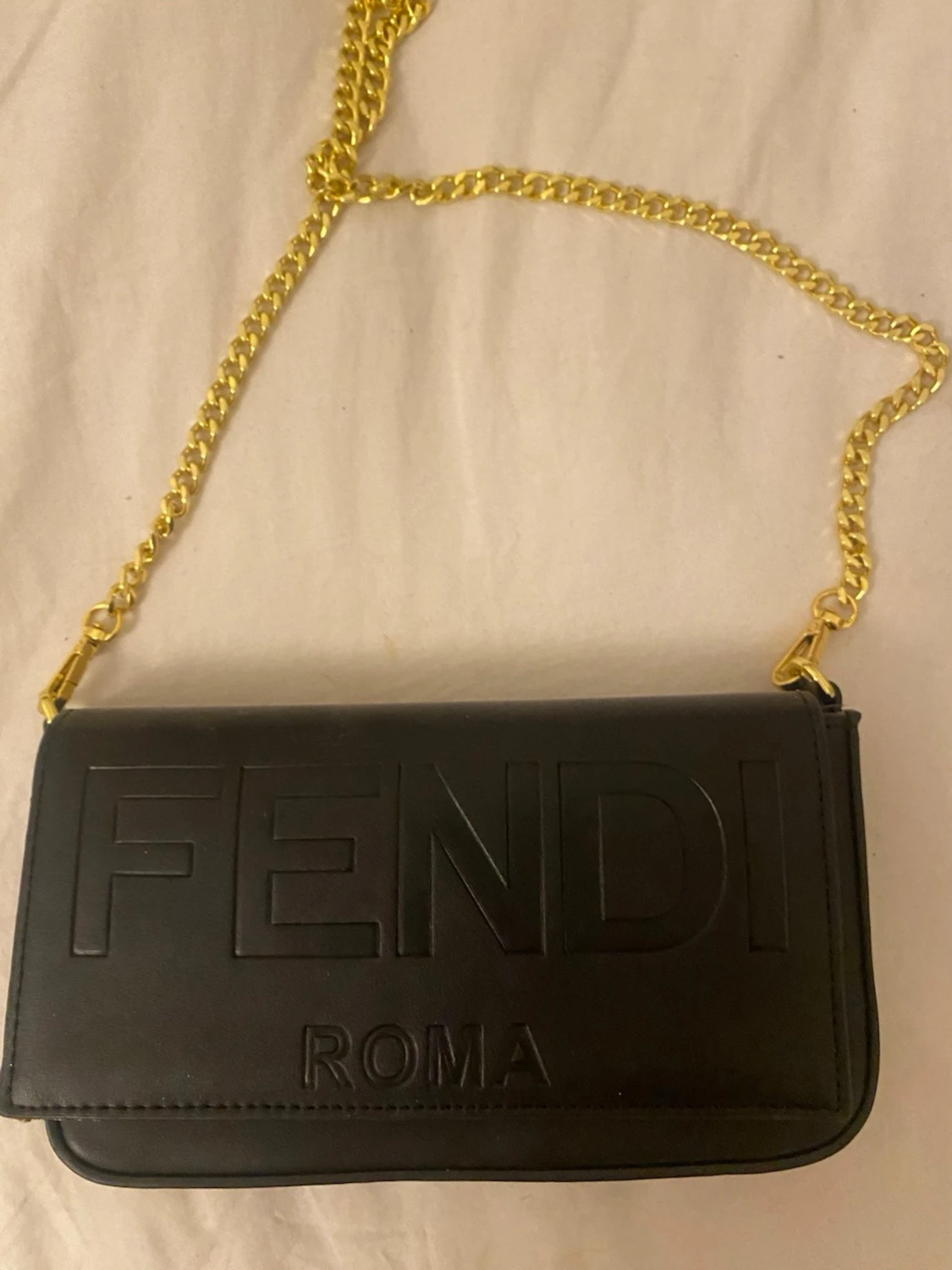 Svart Fendi handväska med guldkedja