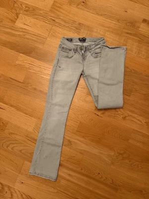 Trendiga gråa ltb jeans  - Eftertraktade jeans från ltb i grå och modell valeria. Lågmidjade och jätte snyggt till allt💕💕pris kan diskuteras 
