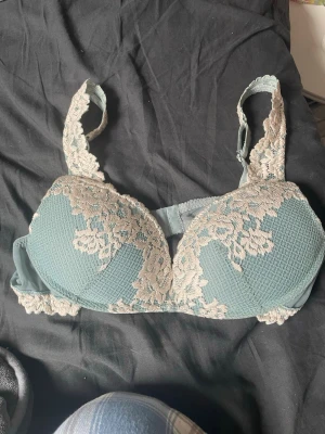 Intimissimi bh🩵 - Jätte fin intimissimi bh i ljusblå färg som inte längre säljs!🩵har endast använts en gång men köptes på Vinted så jag vet inte hur mycket den använts då, ser helt ny ut! Storlek 70b