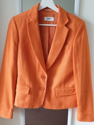 Ströms Stockholm kavaj i 50% silk och 50% ull. - Ströms Stockholm kavaj i 50% silk och 50% ull. Notera ljusare parti vid kragen där jag haft brosch på innan.