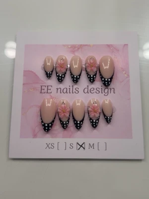 Press-on naglar med polka dot - Strl S: 15 mm, 12 mm, 11 mm, 11 mm, 8 mm + medföljer 1 ark nagelklister och fil 💕 Oanvända.