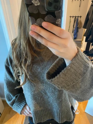 Oversized stickad tröja - Mysig oversized stickad tröja med breda ärmar från Gina Tricot. 