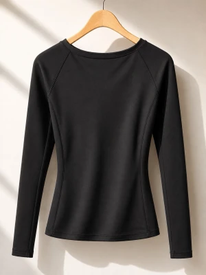 Svart långärmad topp från SHEIN - En stilren svart långärmad topp från SHEIN med figurnära passform och rund halsringning. Tillverkad i ett mjukt och stretchigt material som passar perfekt till alla dina outfits. Enkel och clean design som är lätt att matcha.