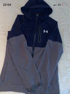 Under Armour tvåfärgad vindjacka - Grå mörkblå vindjacka från under armour, pris kan diskuteras o om ni vill ha mer bilder ba skriv