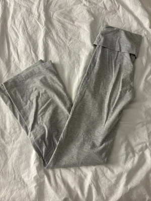 Grå leggings från BikBok XS - Snygga grå leggings från BikBok i storlek XS. De är tillverkade i ett mjukt och stretchigt material som sitter skönt på kroppen. Perfekta att matcha med en oversized hoodie eller crop top för en chill look.