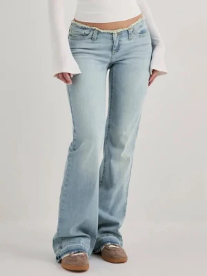 Ljusblå bootcut jeans - Snygga ljusblå bootcut jeans med ”no waist” och lätt utsvängda ben. Jeansen har en avslappnad passform. Perfekta för en trendig och avslappnad stil. Endast använd ca 3 gånger och inga täcken på slitage, postar samma dag!