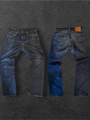 Levi's 501 I straight fit  - Klassiska blå Levi's 501 jeans med rak passform och fem fickor. Jeansen har knappgylf, kontrastsömmar och den ikoniska läderpatchen bak i midjan. Tillverkade i slitstark denim, perfekta för en avslappnad och tidlös stil.