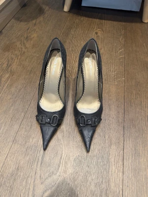 Kitten heels - Säljer mina super snygga kitten heels vintage jag köpte i Italien. De är så otroligt snygga, men lite stora på mig. Passar någon som är 40-41 i skor❤️