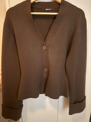 Shaped Knitted Cardigan från Gina Tricot - Säljer denna Gina tricot cardigan i mörk brun färg. Som ny använde max 1-2 gång nypriset: 400 men säljer för 250
