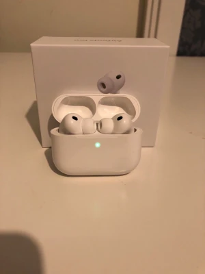 Apple AirPods Pro 3 trådlösa hörlurar - Säljer ett par Apple AirPods Pro med laddningsetui. De är vita, har en stilren och kompakt design och levereras i originalförpackning. Hörlurarna är in-ear och tillverkade i slittålig plast med silikonproppar för bästa passform.