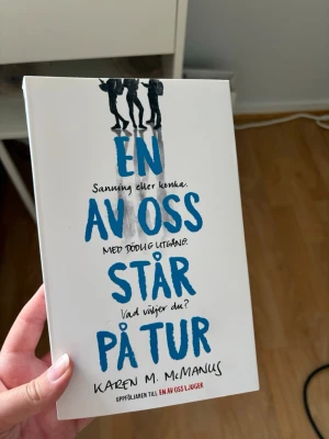 En av oss står på tur - Spännande ungdomsroman med vit framsida och blå text. Bok två i serien en av oss ljuger