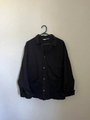 Overshirt hm  - Svart overshirt från hm i storlek XS, är i bra skick, perfekt för sommaren. 