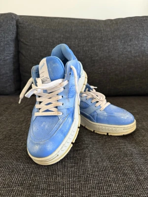 Axel Arigato Area Lo Blue/white - Rena Blå/vita Area från Axel Arigato, med snöre på, priset diskuteras vid snabb affär