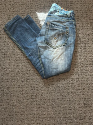 Dondup jeans - Säljer ett par bekväma och snygga jeans från dondup med färgen navy blue och tvätten från 2000s. Skriv till mig för mer information!