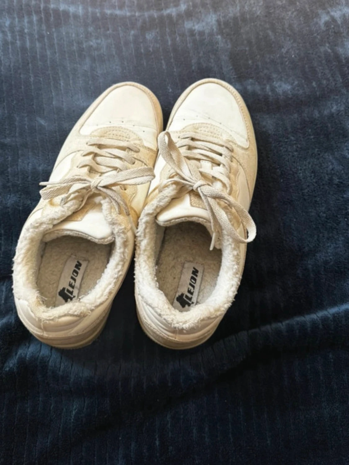 Beige sneakers från Lejon med foder