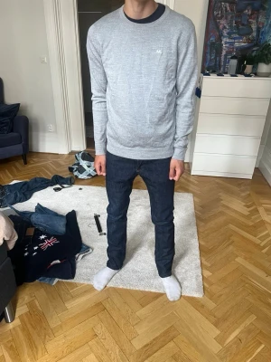 Mörkblå raka jeans från A.P.C  - Säljer ett par mörkblå jeans med rak passform och klassisk femficksdesign. Jeansen är tillverkade i denim av bomull och har en stilren look utan slitningar eller tvättade detaljer. Perfekt för dig som gillar en enkel och snygg stil.