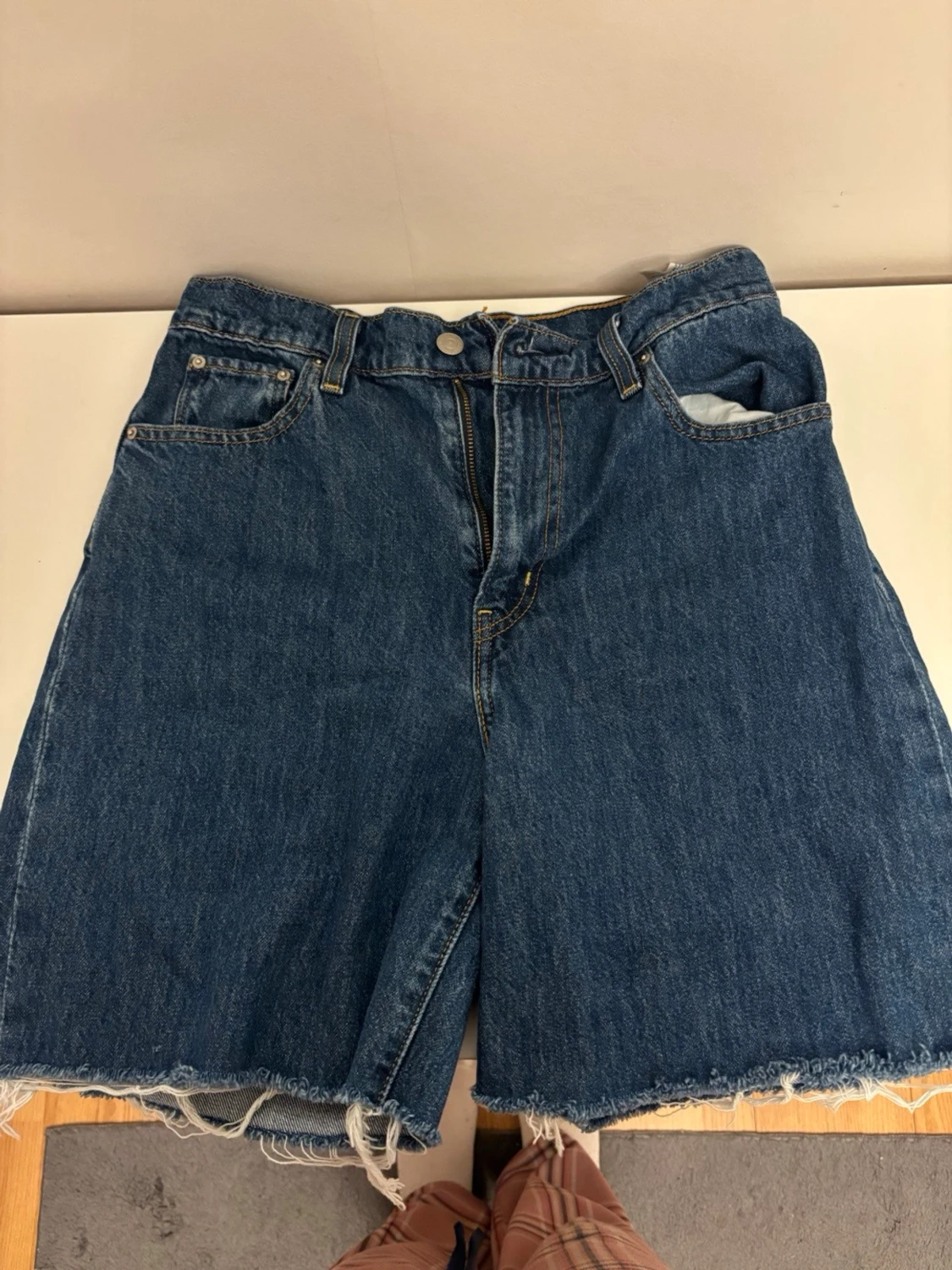 Levi's blå jeansshorts med rå kant