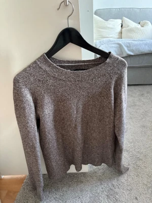 Brun stickad tröja - En brun stickad tröja från vero Moda!