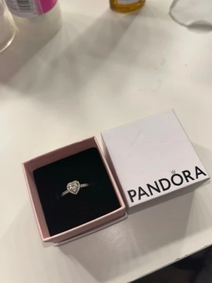 Pandora silverring  - Hjärtformade Pandora ringen i silver och storlek 54. Jätte fin skick nästan som ny köpte själv för ganska mycket. Pris går att diskutera annars