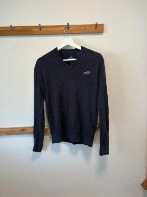 Hollister stickad tröja - Stickad tröja från holister som är lite marinblå- gråaktig. Storlek xs, väldigt fint skick då den endast är använd en handfull gånger. 