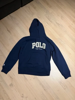 Ralph Lauren hoodie - Helt ny Ralph Lauren hoodie, storlek M men passar även S.