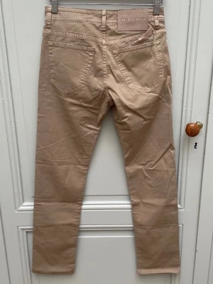 Beige chinos från Jacob Cohen - Snygga beige chinos från Jacob Cohën med klassisk rak passform. Topp skick inte använda. 