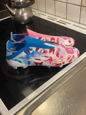 Adidas X bape rosa/blå fotbollsskor - Helt nya. De är köpta från KH kicks från uk. Storlek 43 1/3. Jag kan sänka priset vid snabb affär 