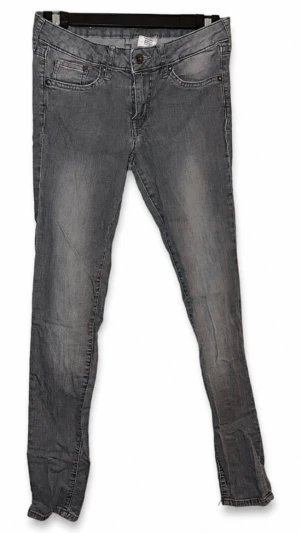 Superskinny Low Waist Jeans | Storlek W27 L32 - 💕 30% bundlerabatt vid köp av minst två artiklar 🌸 Gråa Superskinny Low Waist Jeans      ✔️Märke: H&M                                                          📏 Storlek W27 L32 - Passar en med Storlek S   ⭐️ Fint använt skick. Hela och rena utan fläckar, hål eller andra synliga brister.