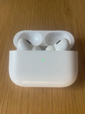 Apple AirPods Pro 2 USB C ANC - Säljer ett par vita Apple AirPods Pro 2 USB - C och ANC. Skriv om ni har fler frågor