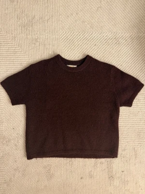 Vinröd stickad tröja med korta ärmar  - Säljer en supersöt vinröd stickad topp med korta ärmar och rund hals från Gina tricot Young!! Tröjan är i bra skick och passar till många stilar och tillfällen. Säljer endast på grund av att den blivit för liten (Första bilden är gammal). Pris kan diskuteras 