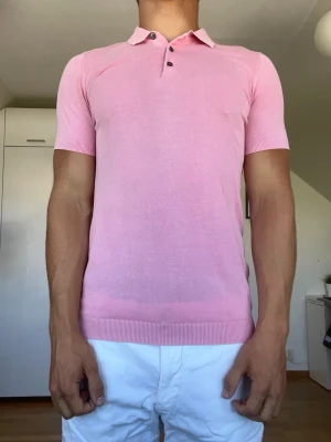 Rosa pikétröja  - Rosa piké från Massimo Dutti tillverkad i 100% bomull. Strl S. Inga defekter. Modellen är 178 cm och väger 77kg. Hör gärna av dig vid frågor!