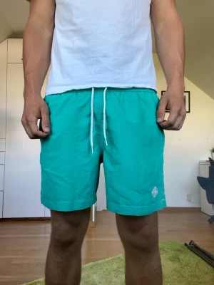 Turkosa badbyxor  - Turkos Badbyxor från J.Lindberg. Strl M. Inga defekter. Modellen är 178 cm och väger 77kg. Hör gärna av dig vid frågor!