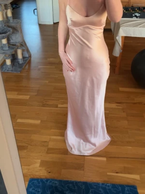 Ljusrosa balklänning  - rosa balklänning från Babyboo fashion💗 (Malika maxi dress - blush) Jätte fin och bekväm klänning med öppen rygg och snörning. Använd en gång💗