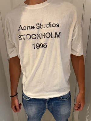 Acne studios tshirt  - Sprillans ny tshirt! Nyskick, storlek M! Modell 184cm, 72kg! Vid minsta funderinga så är det bara att hojta✔️