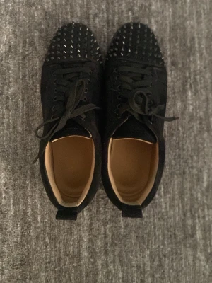 Louboutin skor - Har använts ett par gånger dem går att tvättas 