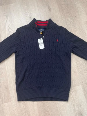 Polo Ralph Lauren Kabelstickad  - Hej! Säljer en helt ny och oanvänd Ralph lauren tröja | Nypris runt 1700kr | Äkta med verifiering ✨