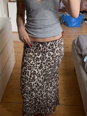 Leopardmönstrad långkjol - Säljer en snygg långkjol med leopardmönster. Kjolen har en rak passform och är i ett mjukt, följsamt material som ger en skön känsla🐆❣️