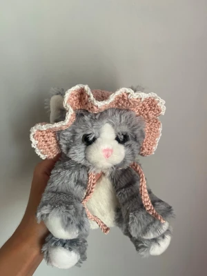 Virkad hatt till katt - En supersöt virkad hatt till katter med snörning och hål för öronen🐈 Sista bilden visar hatten på en riktig katt och han älskar att bära den! 🎩 