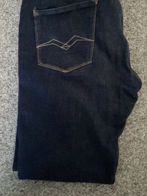 Mörkblå jeans replay - Replay jeans i jätte bra skick. Använt bara få gånger. Nypris är 1200kr. Herr. Storlek 34