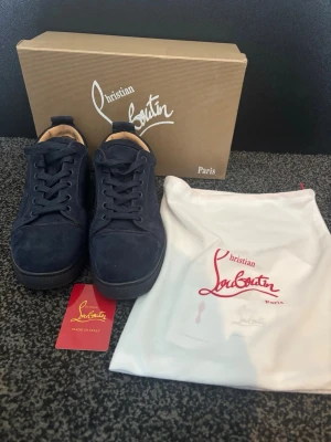 Christian Louboutin  - Säljs pågrund utav att det inte kommer till någon stor användning. Det är i väldigt bra skick allt og följer med inget kvitto finns tyvärr. Priset går såklart att diskutera tveka inte på att höra av er vid intresse😁