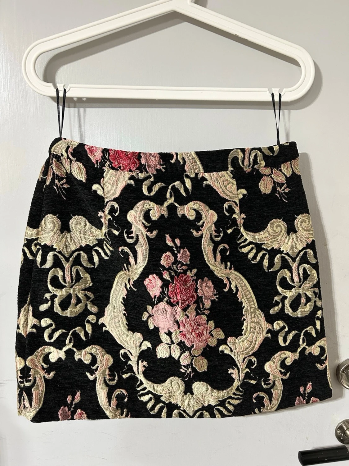 Broderad kortkjol från Bik Bok