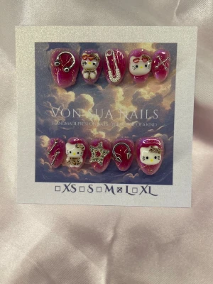 HKVoltage (L);ExtraShortAlmond  - Unika handgjorda press-on naglar i rosa med glitter, dekorerade med Hello Kitty-figurer, stjärnor och metalliska detaljer. Naglarna har en extra kort mandel form och är handgjorda i L: 17 mm, 12,5 mm, 13 mm, 12 mm, 10 mm . Perfekt för dig som vill ha en söt och edgy look.