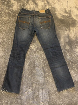 Dry nudie jeans - Tjo, nu säljer jag ett par riktigt sjysta nudie jeans i modellen slim Jim, jeansen har otroligt fina naturliga fades som har skapats av åratals av wear. Ett par nya utan fades går för 1600kr men med fades brukar de vara högre. Hör av er vid frågor😁😁