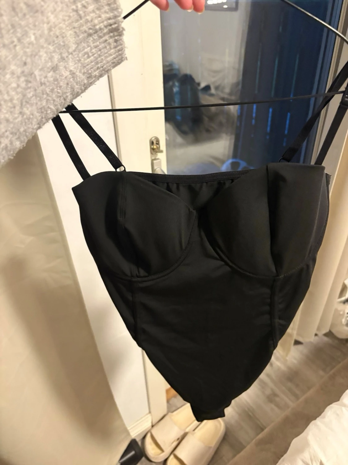 Svart microbody med bygel