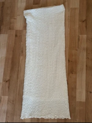 Vit Långkjol från Bershka - Säljer en vit Långkjol från Bershka i storlek M. Kjolen är liten i storlek så skulle säga att den passar xs-S. Materialet är dock lite stretchigt. Kom gärna med prisförslag 