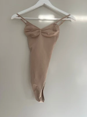 Beige body med tunna axelband ifrån Hm - Beige body med tunna axelband ifrån Hm i storlek xs