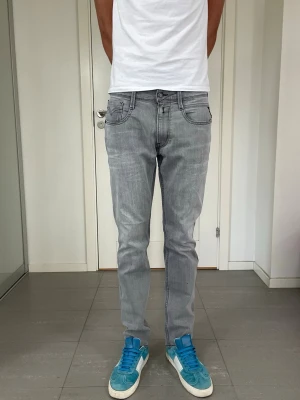 Replay Anbass Jeans  - Säljer nu dessa Replay Anbass Jeans, W31 o L32 med mått ca 40 o 104 cm. skriv för fler bilder/frågor🙌🏼